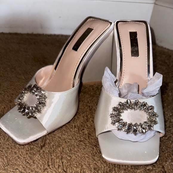 Beautiful white satin heel with rhinestone embellishment - Picture 3 of 8